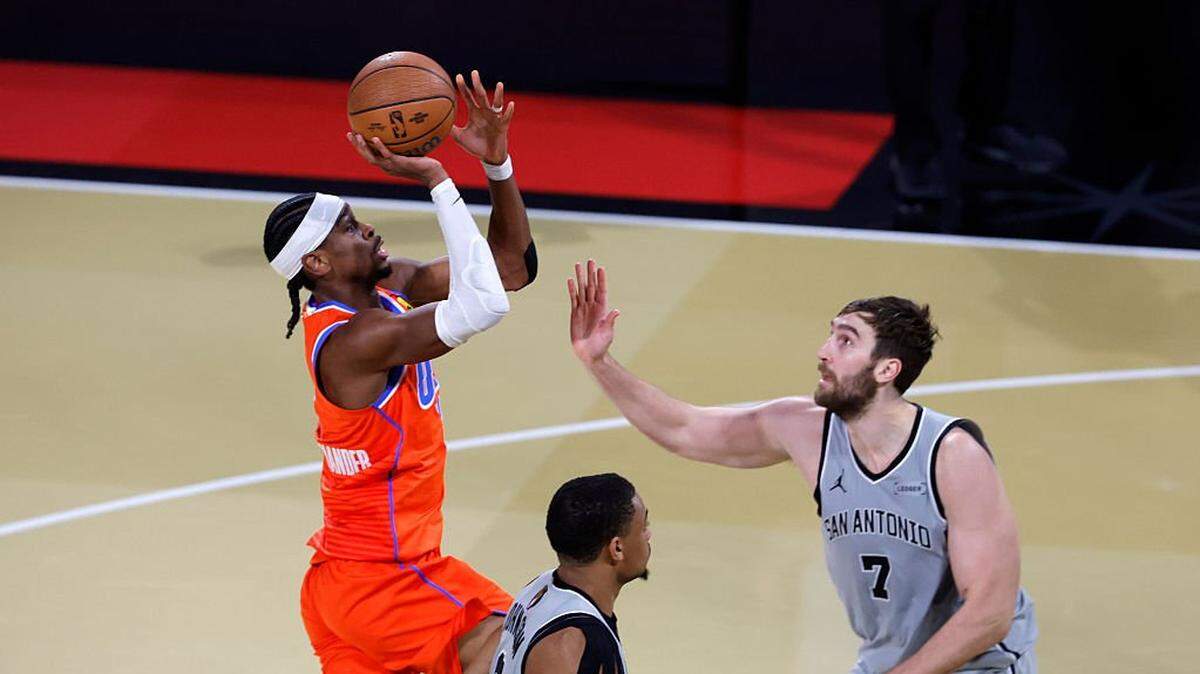 El astro del Thunder de Oklahoma City Shai Gilgeous-Alexander (izq.) tira al aro ante la marca de Luke Kornet, de los Spurs de San Antonio, en la semifinal de la Copa de la NBA celebrada el 13 de diciembre de 2025 en el T-Mobile Arena en Las Vegas, Nevada. 