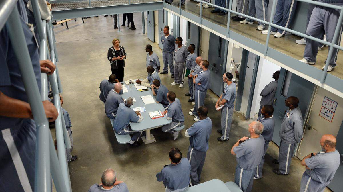 La exsecretaria del Departamento de Correcciones de Florida, Julie Jones, visitó la Institución Correccional de Wakulla el 8 de marzo de 2016 en Crawfordville, FL.