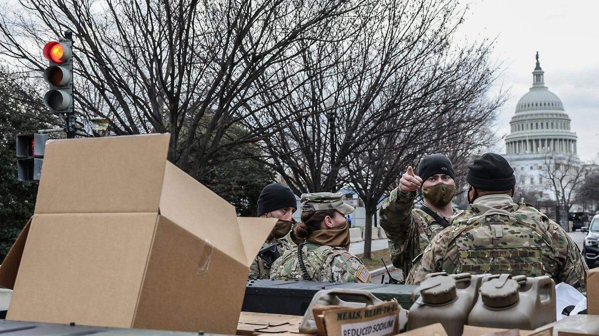 Miembros de la Guardia Nacional fueron desplegados el domingo en el “National Mall” y por todo Washington D.C. para ayudar al Servicio Secreto y otras fuerzas policiales locales, como preparativos de seguridad para la toma de posesión del presidente electo Joe Biden, este miércoles 20 de enero de 2021.