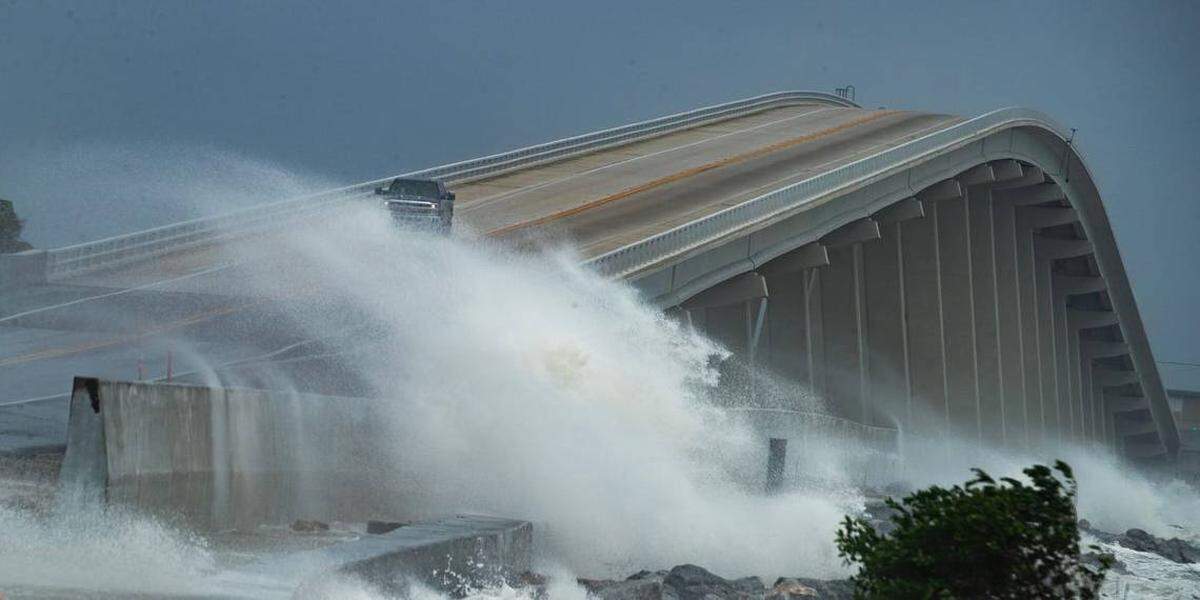 Una vista del viaducto Sanibel en momentos de la furia del huracán, el jueves 26 de septiembre de 2024.