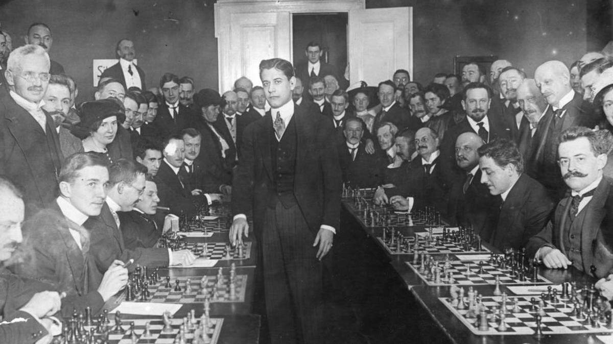José Raú Capablanca se convirtió en campeón mundial cuando en 1921 derrotó a Emanuel Lasker. Mantuvo su reinado hasta 1927. A lo largo de su carrera terminó con 302 victorias, 246 empates y 35 derrotas.
