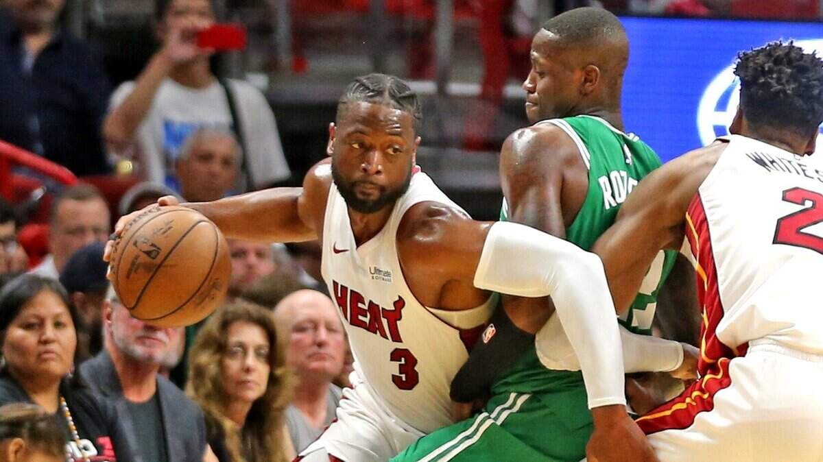 El escolta del Heat Dwyane Wade (izq.) trata de superar la marca de Terry Rosier, de los Celtics, en el partido celebrado el 3 de abril de 2019 en Miami.