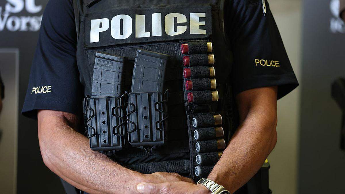 Un agente del Departamento de Policía de Florida (FDLE) asiste a una conferencia de prensa en el edificio de la Policía de Inmigración y Control de Aduanas (ICE), Operaciones de Aplicación de la Ley y Expulsión, el 13 de noviembre de 2025 en Miramar, Florida.
