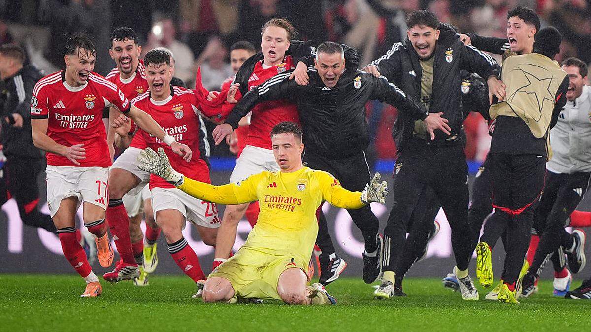 El portero Anatoliy Trubin celebra su gol con sus compañeros de equipo del Benfica, que derrotó 4-2 al Real Madrid en la última fecha de la fase de grupos de la Liga de Campeones, efectuada el 28 de enero de 2026 en Lisboa, Portugal. 