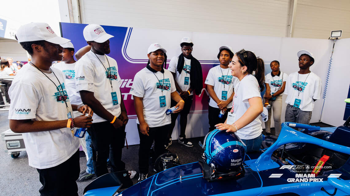 Los Dolphins y la Fórmula Uno regalan experiencia única a 125 estudiantes en el Grand Prix de Miami