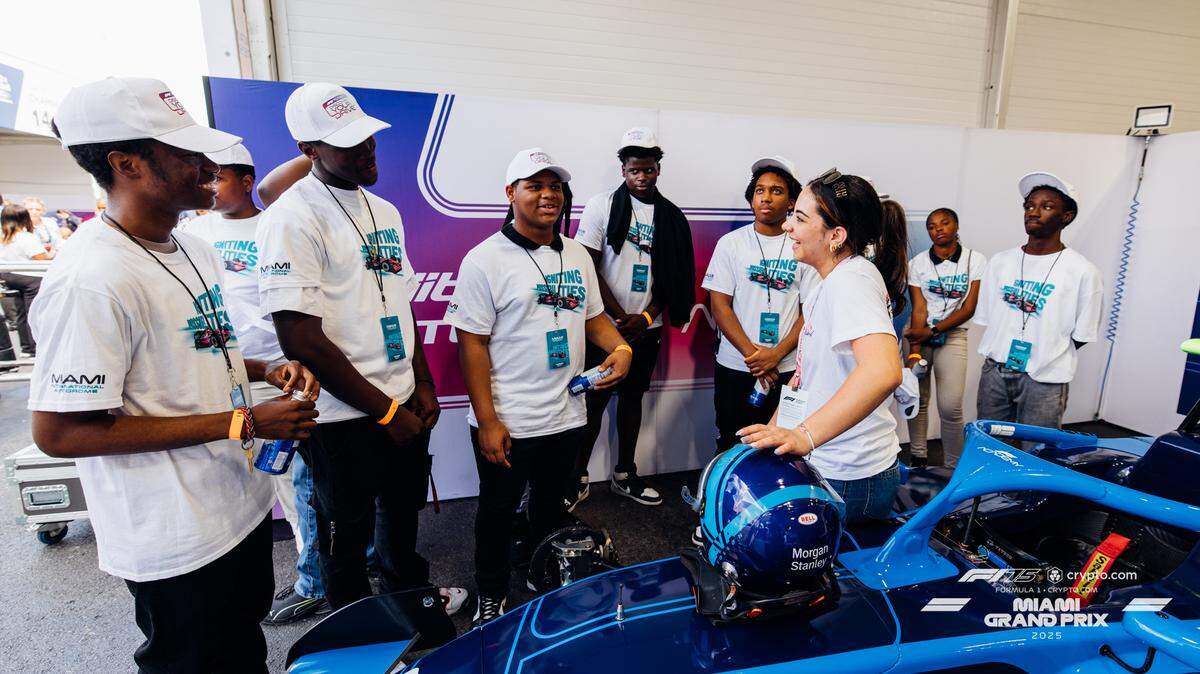 La piloto Ava Dobson intercambia experiencias con los estudiantes de nuestra comunidad en la visita al campus del Hard Rock Stadium.