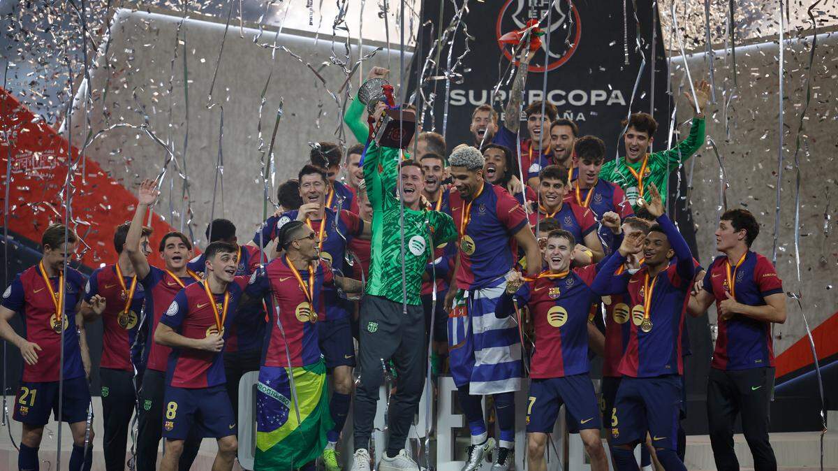 Los jugadores de Barcelona festejan tras vencer al Real Madrid y ganar la Supercopa de España, en el partido celebrado el 11 de enero de 2025 en Yeda, Arabia Saudita. 