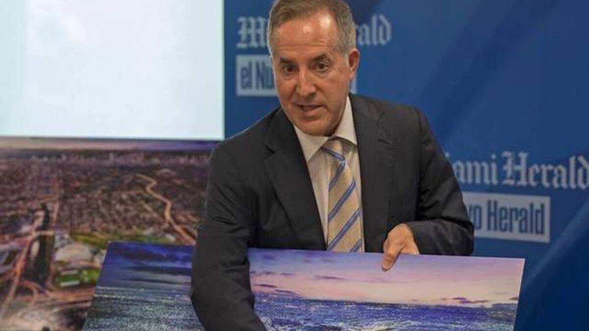 El presidente de MasTec, Jorge Mas, explica el diseño del Miami Freedom Park a la junta editorial del Miami Herald el lunes 16 de julio de 2018.