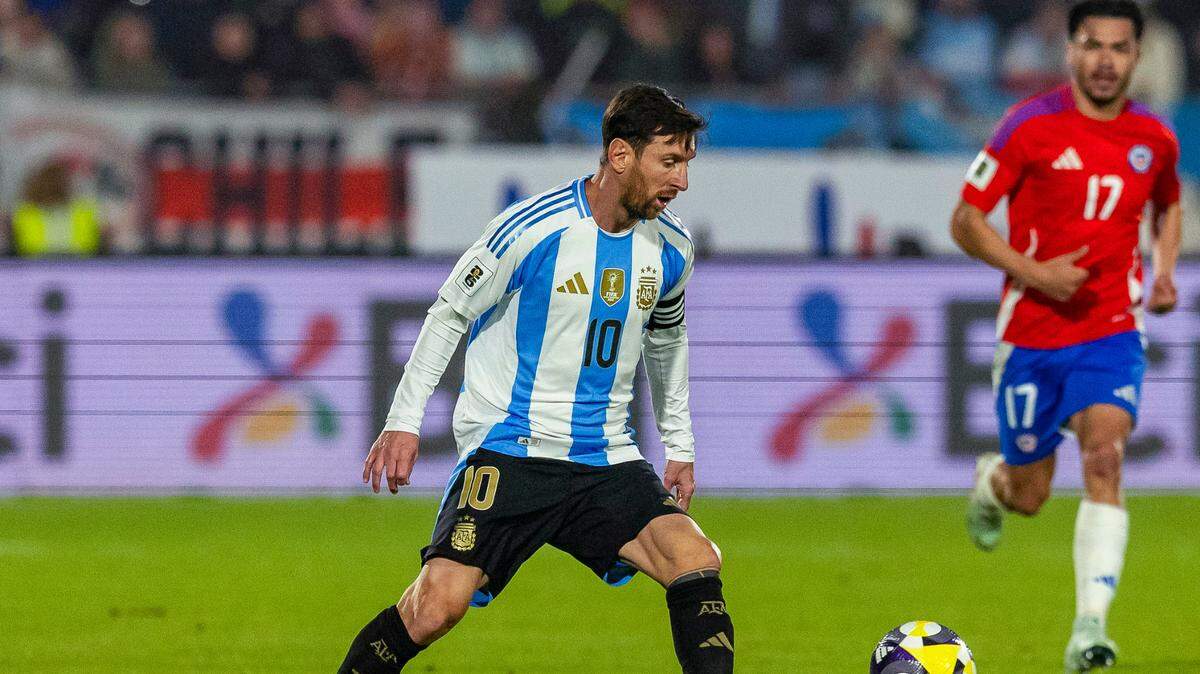 El delantero de Argentina Lionel Messi conduce la pelota ante Chile en el partido de la eliminatoria mundialista sudamericana, celebrado el 5 de junio de 2025 en Santiago, Chile.