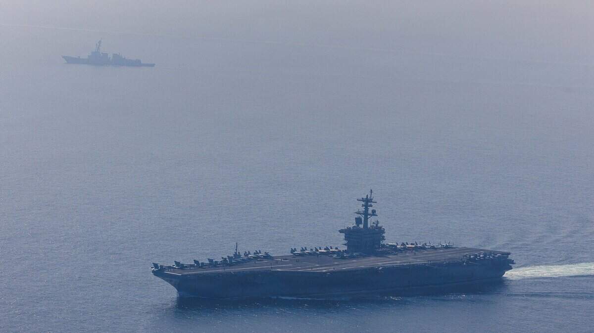 En esta foto distribuida por el Departamento de Defensa de Estados Unidos, el portaaviones de la clase Nimitz USS Abraham Lincoln (CVN 72) y el destructor lanzamisiles guiados de la clase Arleigh Burke USS Frank E. Petersen Jr. (DDG 121) navegan en el mar Arábigo el 6 de febrero de 2026.