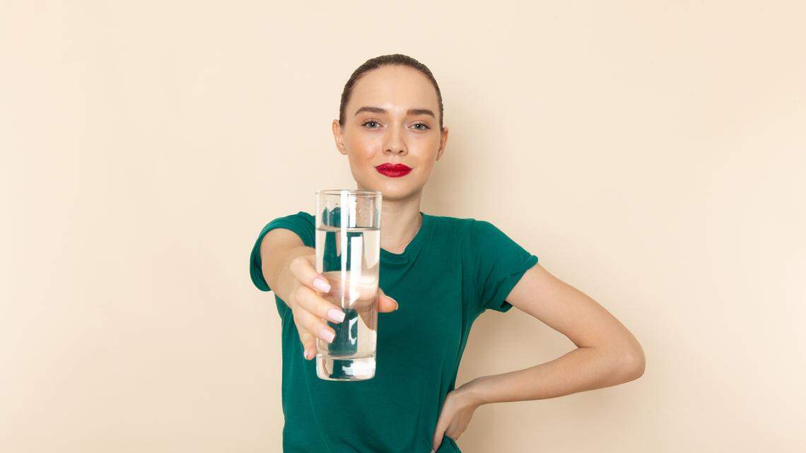 El agua mineral rica en magnesio es un buena fuente de este mineral que ejerce un efecto proyector del organismo.