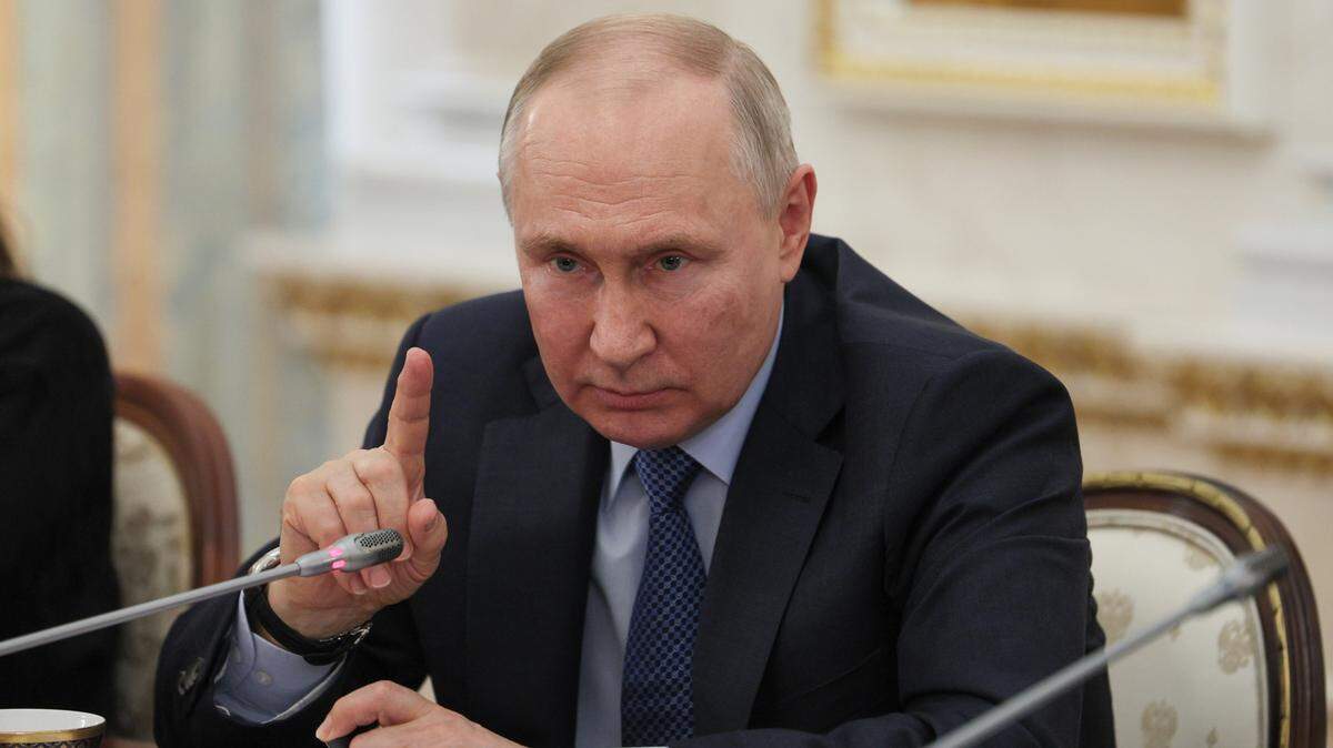 El presidente ruso Vladímir Putin insinuó el martes que podría ordenar a sus soldados que intenten tomar más territorio en Ucrania para proteger la región fronteriza rusa, una amenaza cuya credibilidad es cuestionable debido a que el Kremlin carece de pleno control sobre las zonas que ya se ha anexionado.