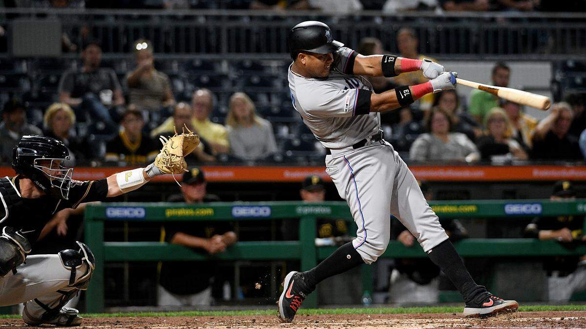 El tercera base de los Marlins Starlin Castro batea un jonrón en el quinto inning del partido ante los Piratas, celebrado el 4 de septiembre de 2019 en Pittsburgh.