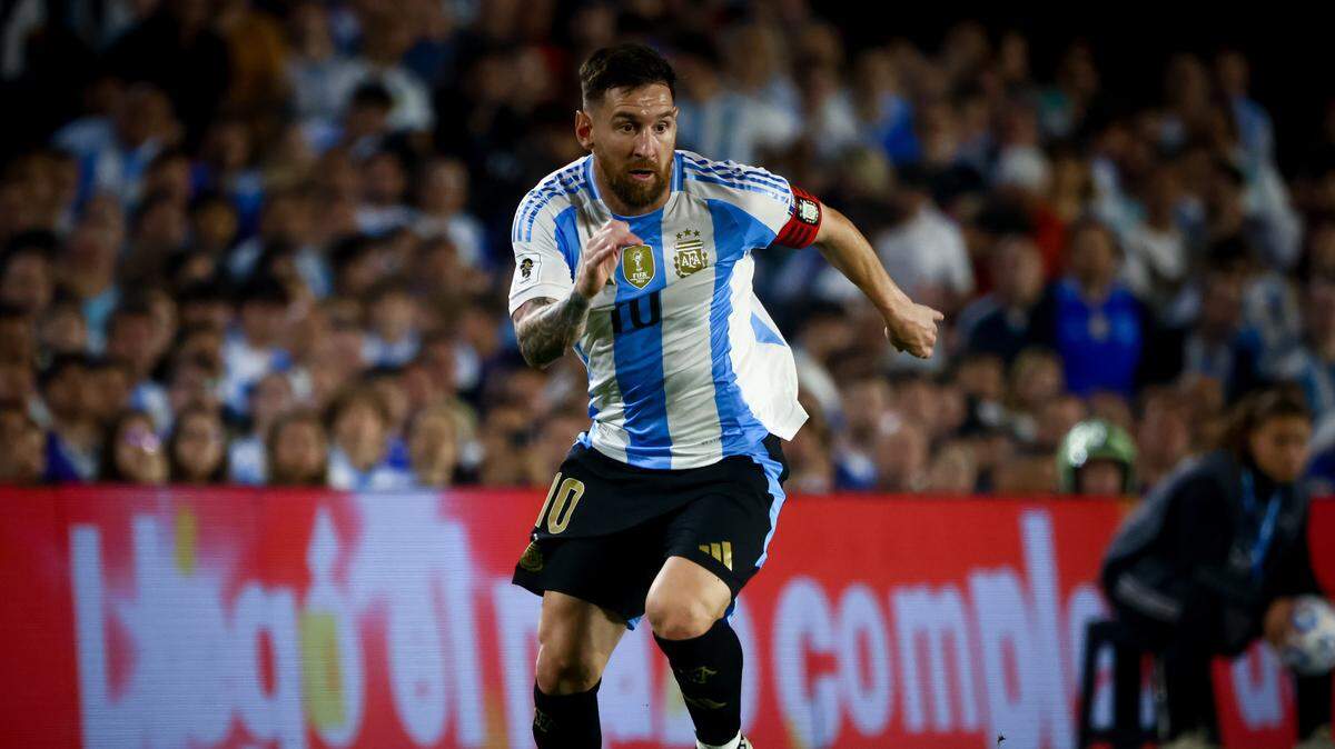 La selección argentina, con Lionel Messi al frente, buscará este martes cerrar el año arañando la clasificación, en duelo por la duodécima fecha ante un Perú cerca de la agonía.
