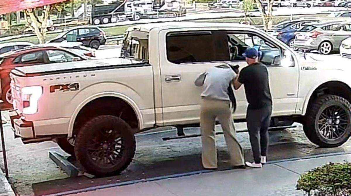 Las imágenes de una cámara de seguridad muestran a un hombre forzando a una mujer a subir a una camioneta Ford F-150 el miércoles por la mañana, 31 de diciembre de 2025.