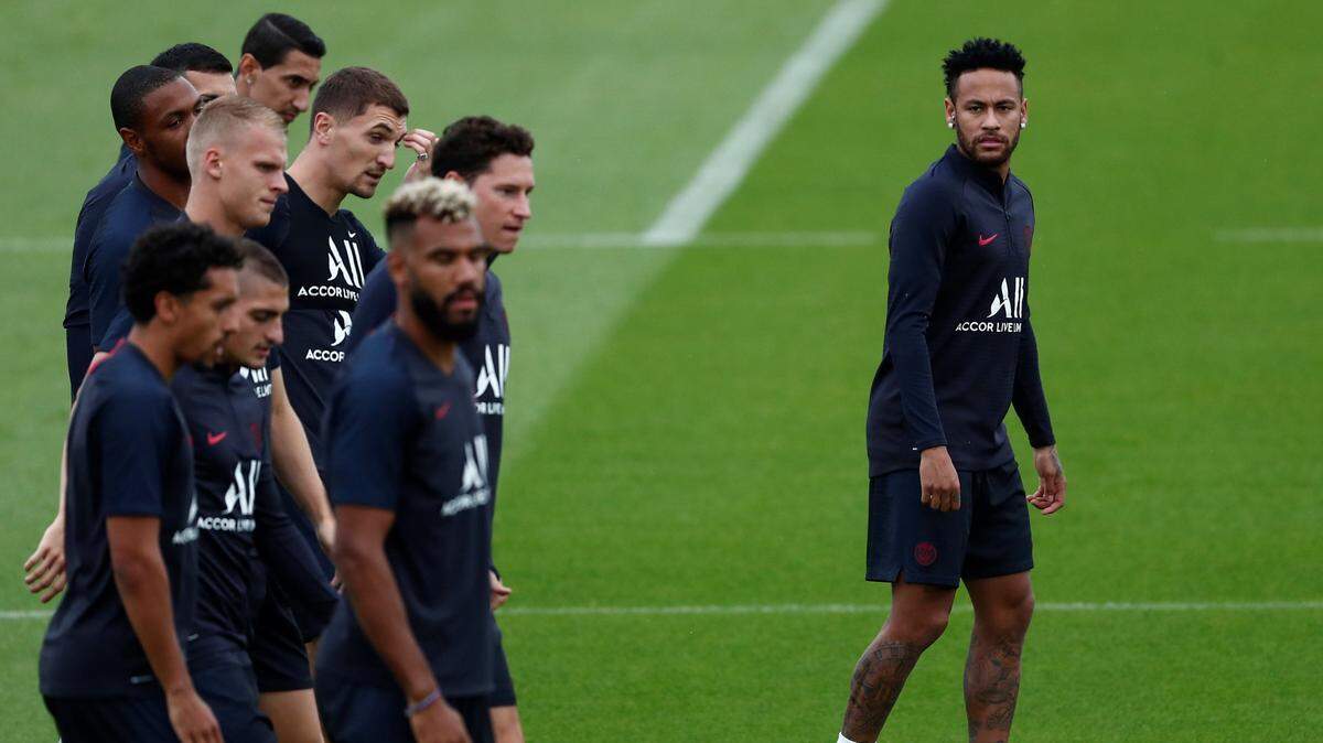 El Paris Saint Germain (PSG) rechazó las últimas ofertas que le han hecho por Neymar (der.) el Real Madrid y el Barcelona por la misma razón que ya lo había hecho con las anteriores: no cumplen con la condición que se han fijado para desprenderse de él, recibir al menos tanto como pagó en 2017.