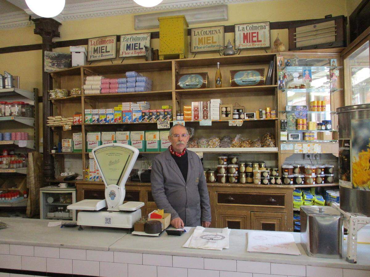 Pedro Piquelo, propietario de segunda generación de la Casa Pajuelo, en la Calle de Atocha 95, Madrid.