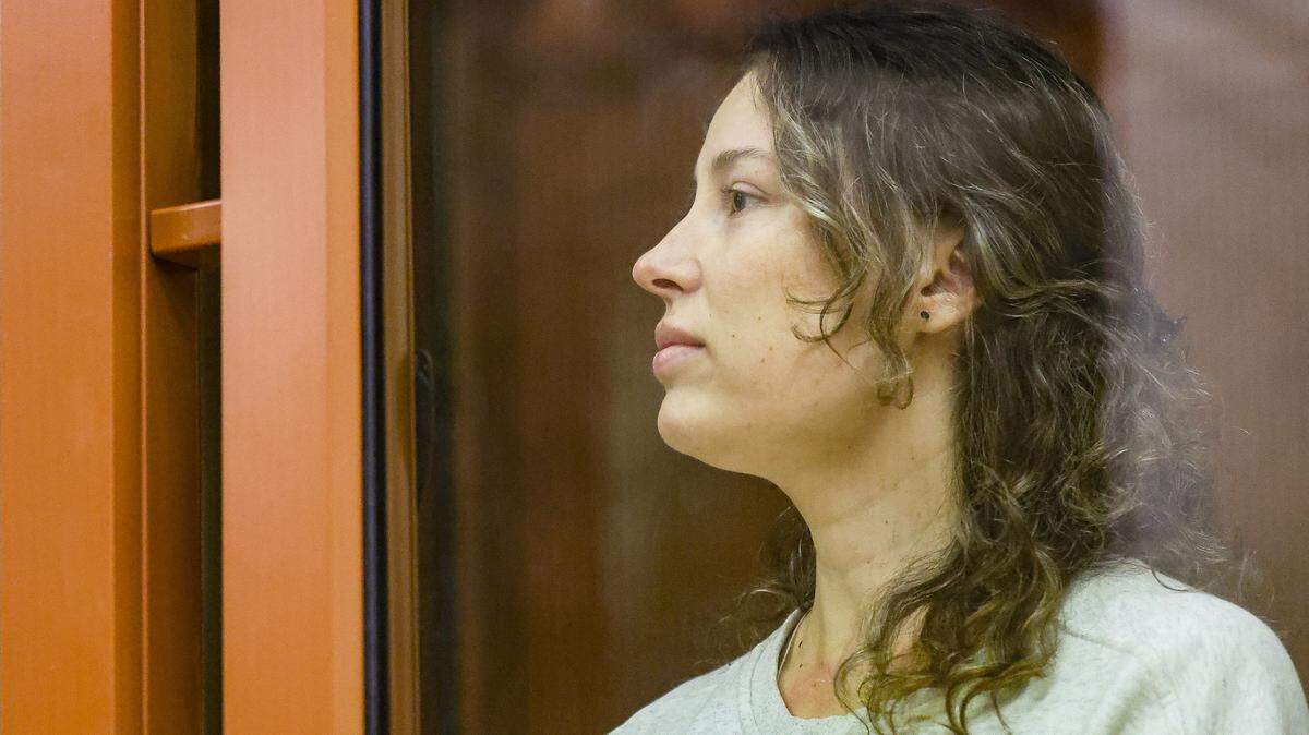 La ciudadana ruso-estadounidense Ksenia Karelina asiste a una audiencia por su caso de traición en el Tribunal Regional de Sverdlovsk el 15 de agosto de 2024.