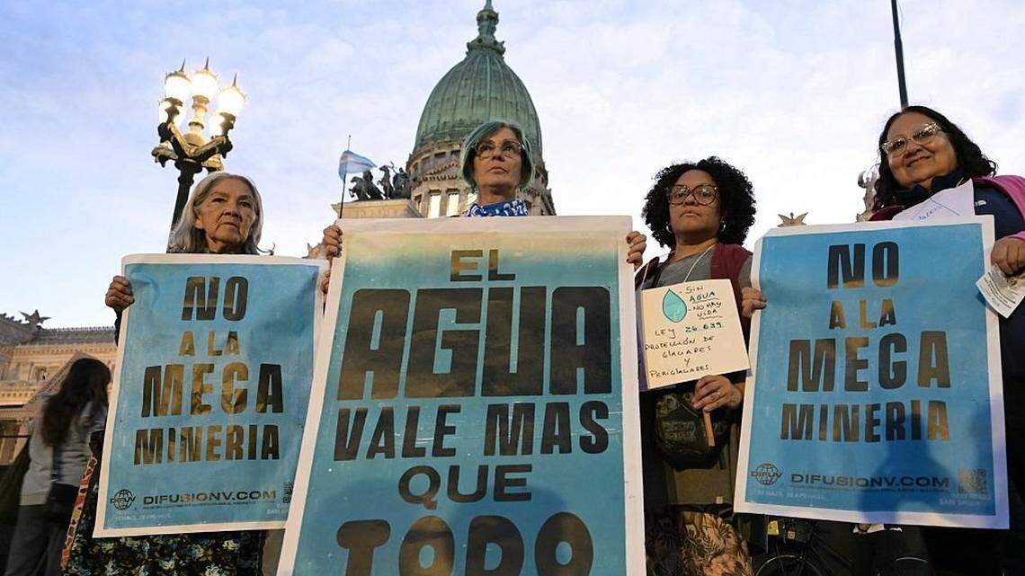 Manifestantes posan durante una protesta contra las modificaciones a la Ley de Glaciares frente al edificio del Congreso en Buenos Aires, el 8 de abril de 2026. Javier Milei promulgó una reforma a la ley de protección de glaciares aprobada por el Parlamento y que permite los proyectos mineros en áreas cercanas a los campos de hielo.