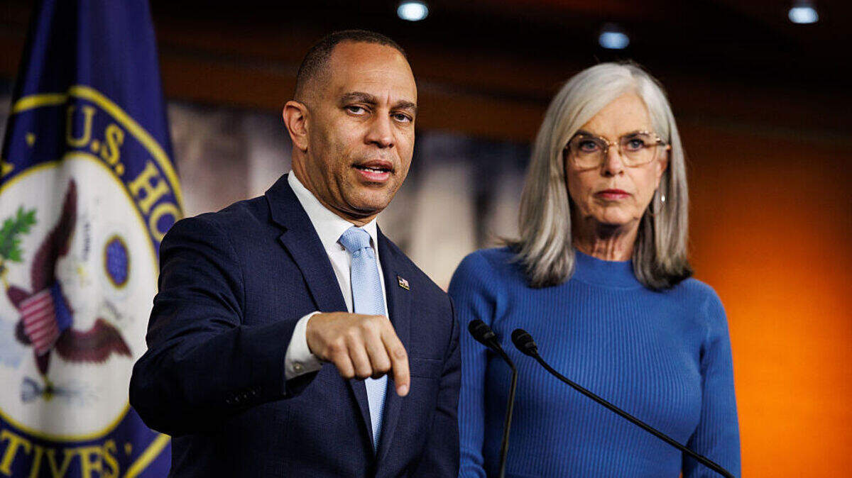 Los demócratas tienen una buena posibilidad de recuperar el control del Congreso de Estados Unidos en la próxima elección de medio mandato. En la foto, el líder de la minoría de la Cámara, Hakeem Jeffries (demócrata de Nueva York), habla junto a la representante Katherine Clark (demócrata de Massachusetts), durante una conferencia de prensa en el Capitolio de EEUU, el 27 de marzo de 2026 en Washington, DC.