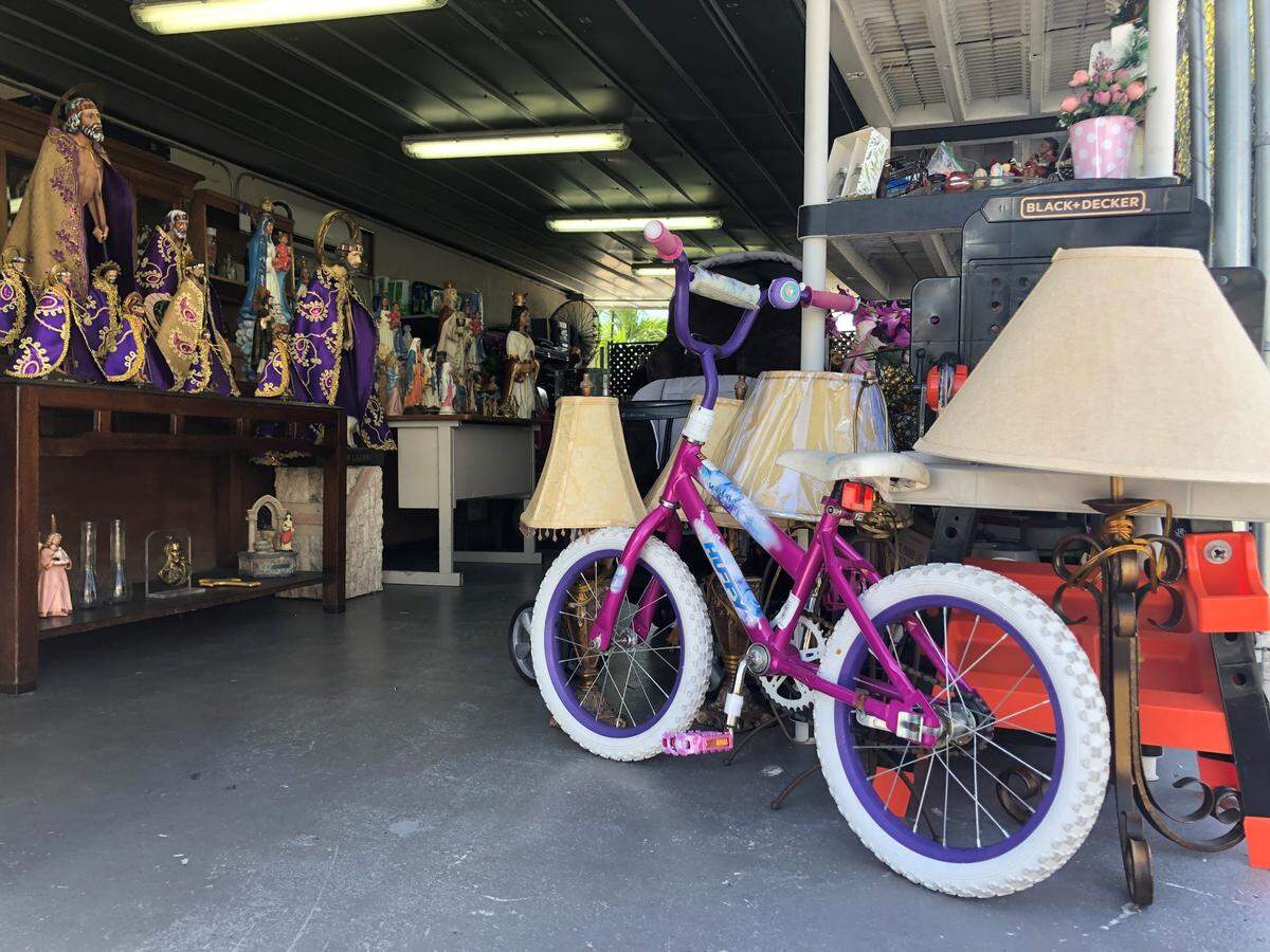 La Iglesia San Lázaro, ubicada en 4400 W 18th Ave, de Hialeah, dona ropa y juguetes a personas necesitadas, principalmente migrantes recién llegados e indigentes que han perdido sus hogares
