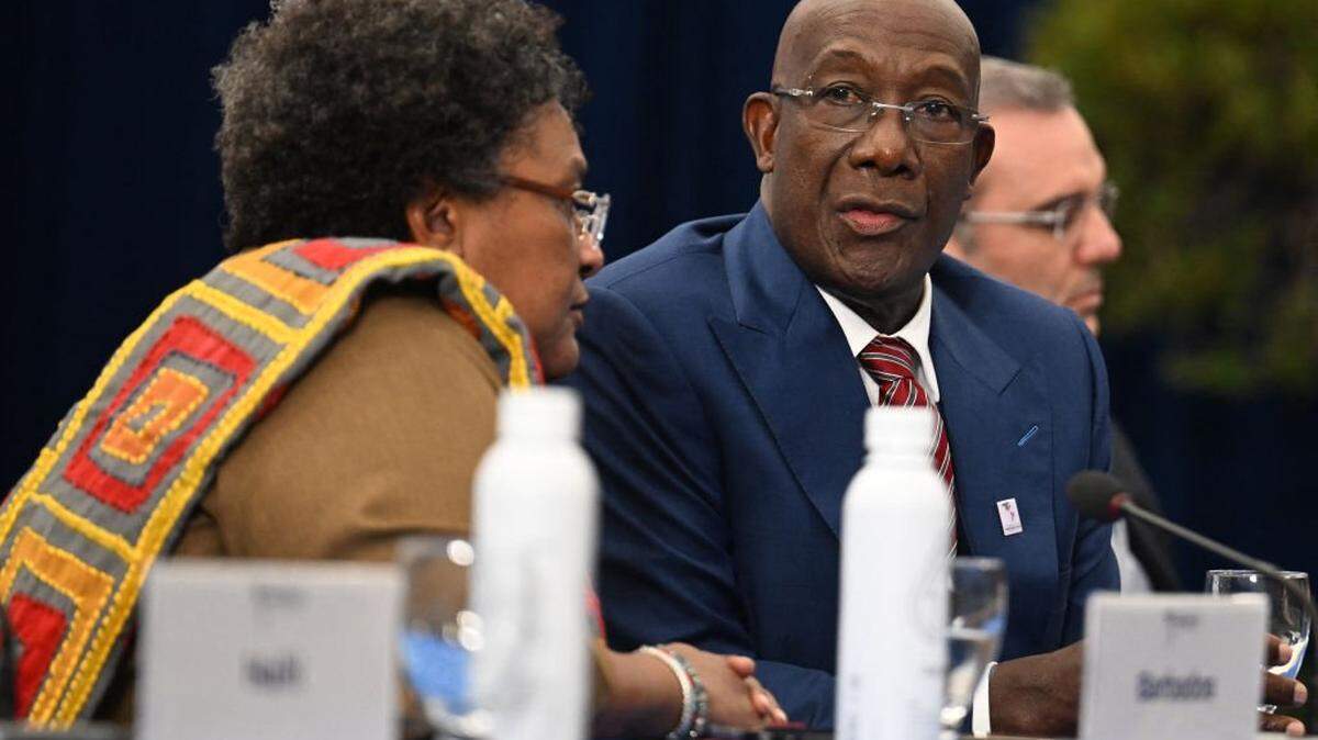 El entonces primer ministro de Trinidad y Tobago, Keith Rowley (der.), habla con Mia Amor Mottley, primera ministra de Barbados, durante una reunión organizada por el vicepresidente estadounidense con líderes caribeños en la IX Cumbre de las Américas en Los Ángeles, California, el 9 de junio de 2022.