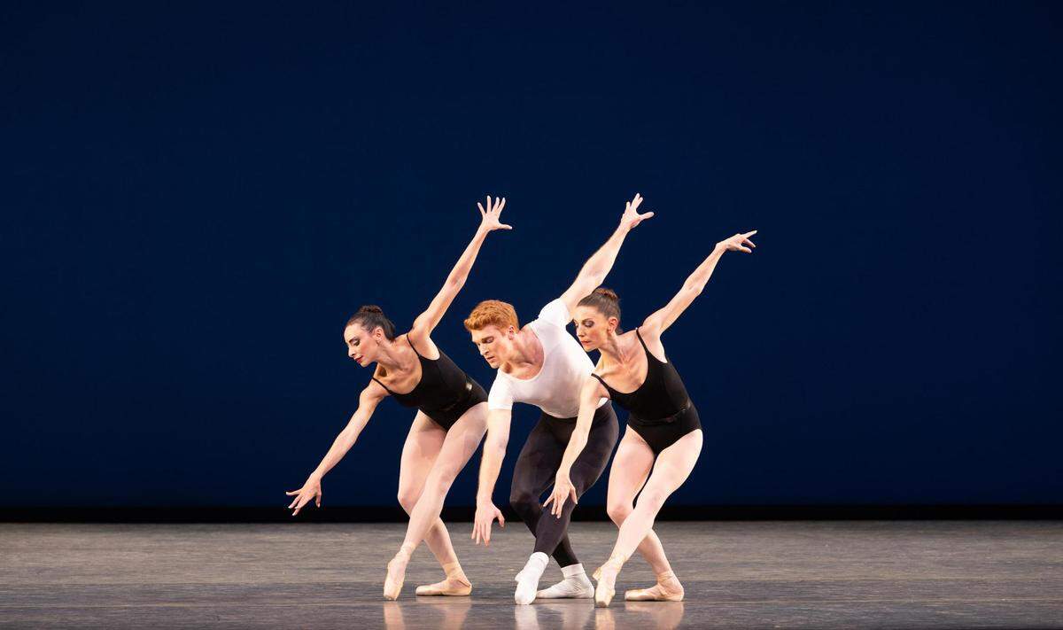 Nathalia Arja, Alexander Peters y Ashley Knox en “Agon”, coreografía de George Balanchine. 