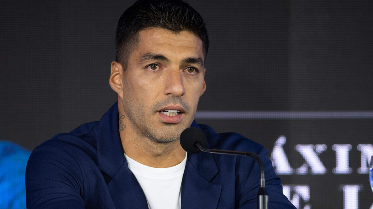 Luis Suárez durante una conferencia de prensa en el Estadio Centenario. El delantero uruguayo Luis Suárez ha anunciado su retirada de la selección. 