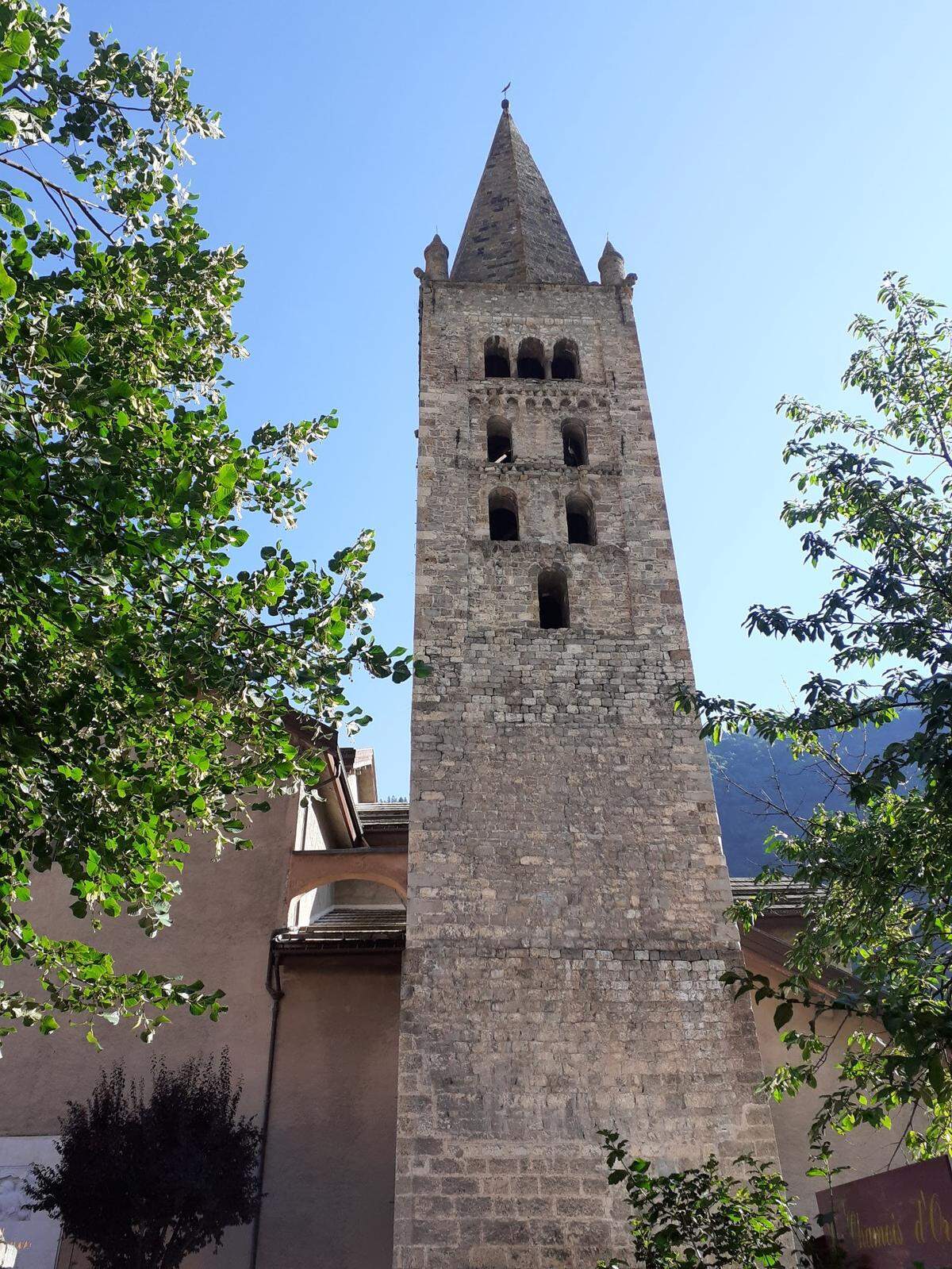 El campanario de la iglesia de Saint-Etienne-de-Tinée.