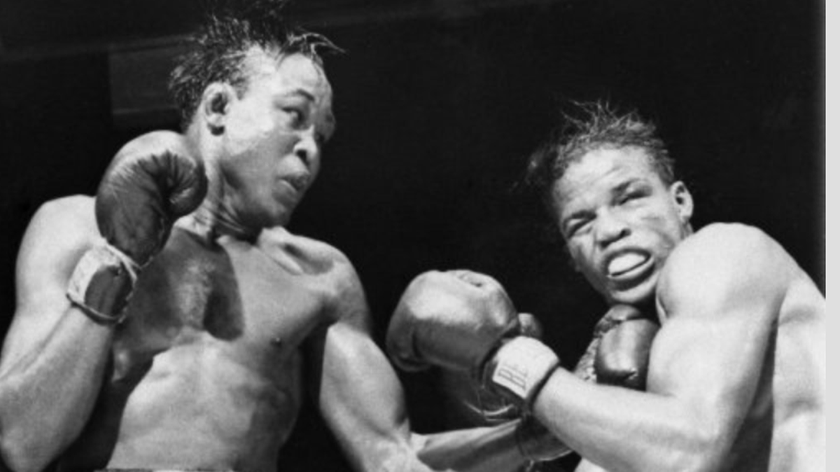 El campeón de peso welter cubano Kid Gavilan (izq.) conecta con una izquierda a la mandíbula del estadounidense Gil Turner, en la pelea celebrada en el Estadio Municipal de Filadelfia, el 7 de julio de 1952.