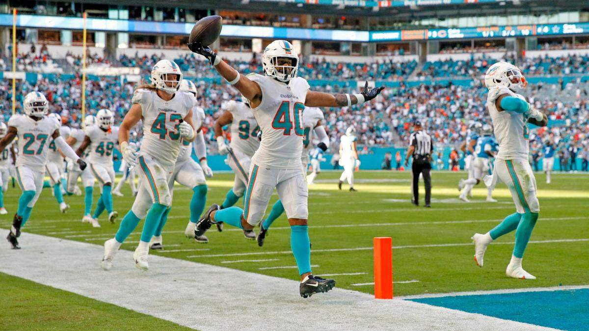 Nik Needham (centro) firmó un acuerdo con los Dolphins, según se anunció el lunes. El pasado marzo, el club de Miami colocó una oferta de segunda ronda al cornerback de 25 años para mantener el derecho a igualar cualquier propuesta que él como agente libre restringido podría recibir.
