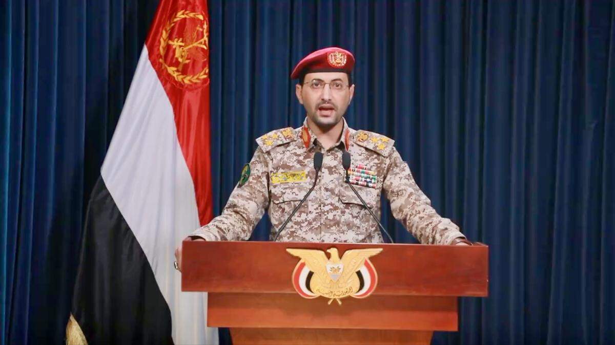El vocero de los rebeldes hutíes en Yemen, Yahya Sarea, ofrece declaraciones en esta imagen tomada de video, el 26 de diciembre de 2023.