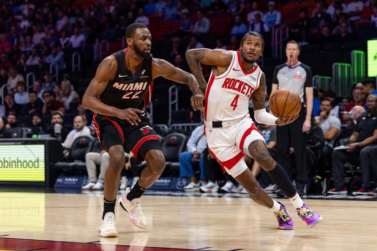 El jugador de los Rockets de Houston Jalen Green conduce el balón ante la marca de Andrew Wiggins, del Heat, en el partido celebrado el 21 de marzo de 2025 en Miami.