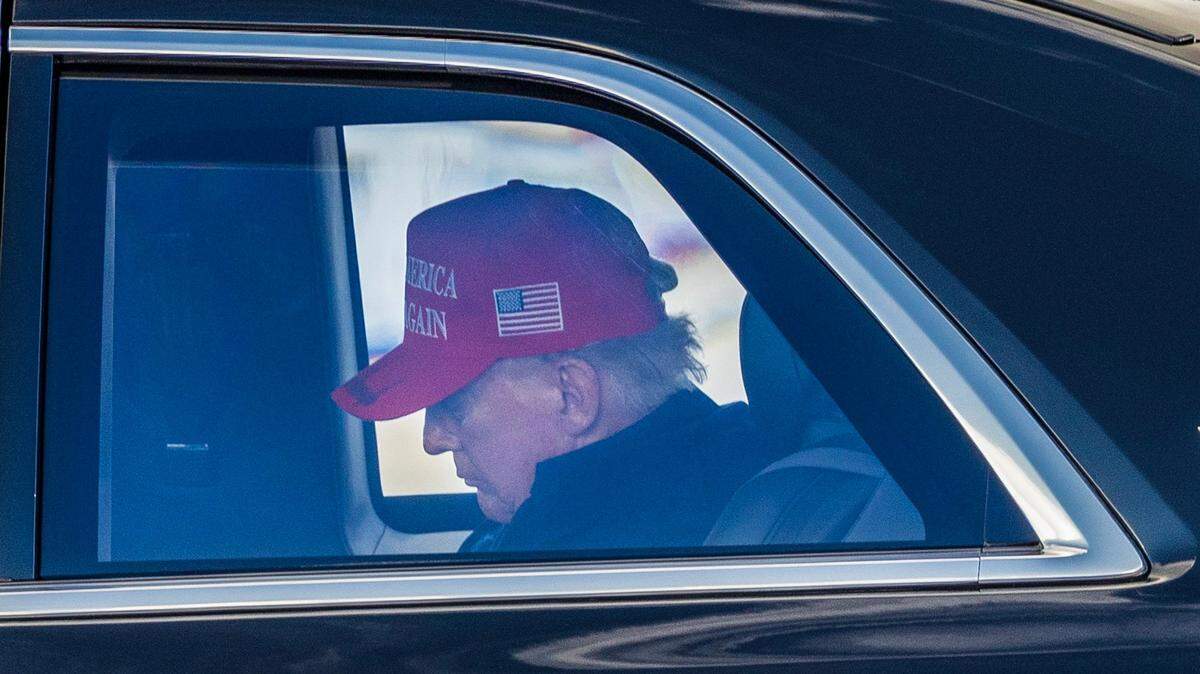 El presidente Donald J. Trump visto dentro de la limosina presidencial al llegar en el Air Force One al Aeropuerto Internacional de Miami el 19 de febrero de 2025.