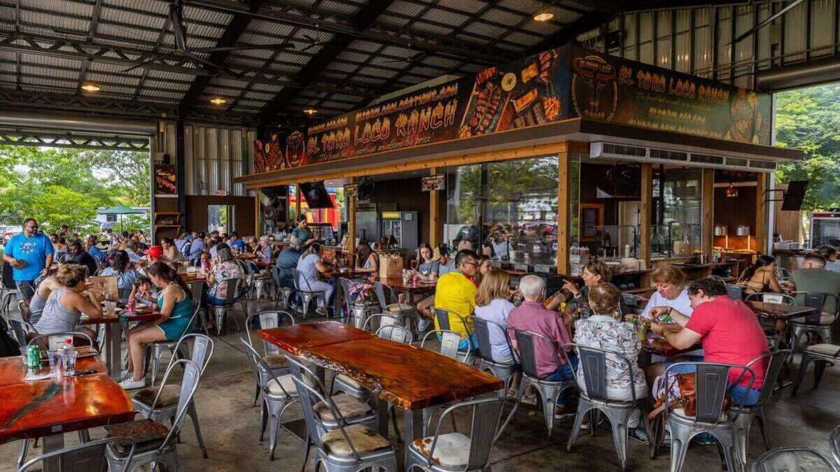 Zona de comedor del restaurante El Toro Loco Ranch en Miami Redlands, Florida, el domingo 31 de mayo de 2026. Abierto de viernes a domingo, el rancho suele estar abarrotado de clientes dispuestos a disfrutar de bistecs, bebidas y el aire libre.