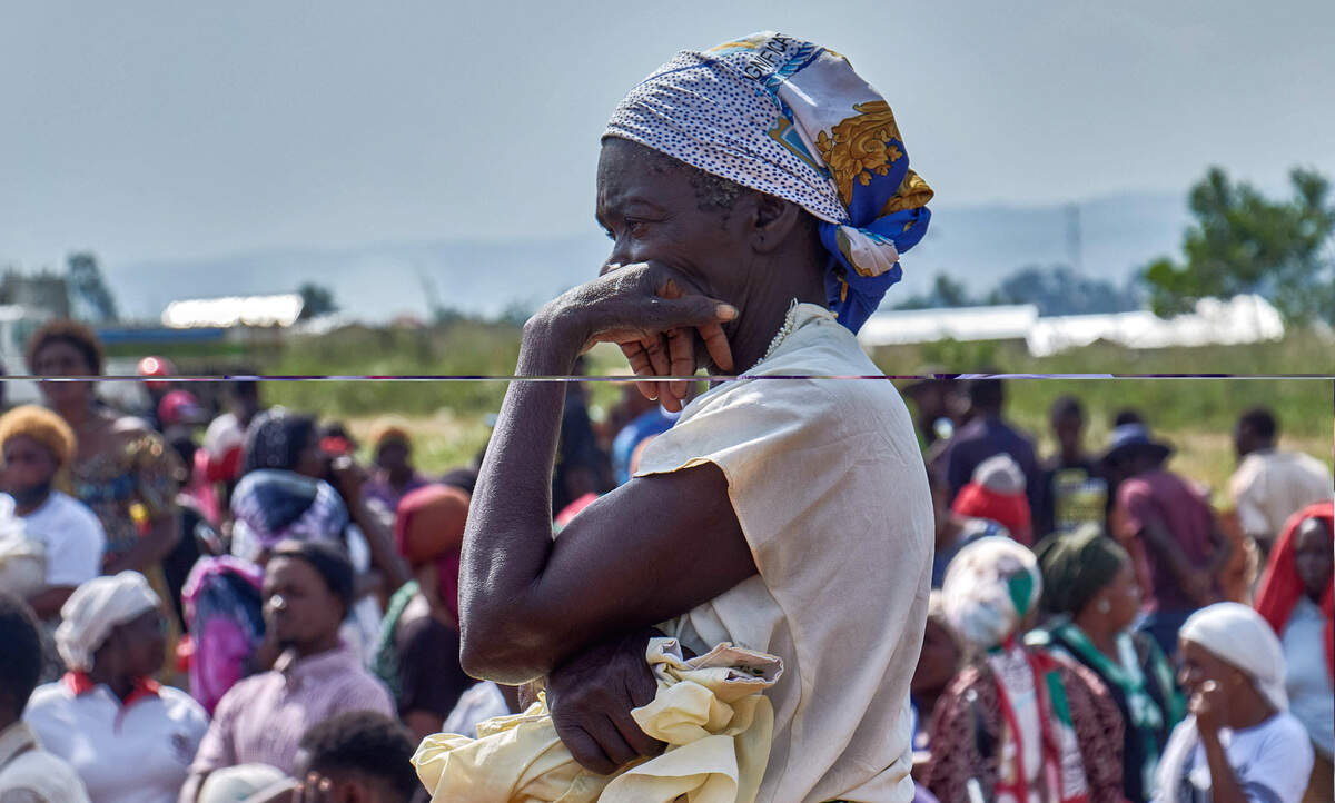 Los familiares lloran a un hombre que murió por el virus del Ébola durante su entierro, mientras las agencias de ayuda intensifican sus esfuerzos para contener el brote de Ébola causado por el virus Bundibugyo, en el cementerio de Nyamurongo en la ciudad de Bunia, provincia de Ituri, República Democrática del Congo, el 10 de junio de 2026.