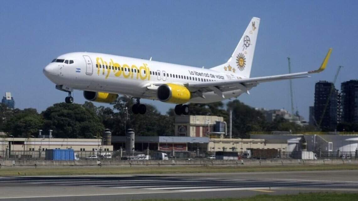 Protesta de extrabajadores de aerolínea Flybondi exige indemnizaciones y salarios impagos