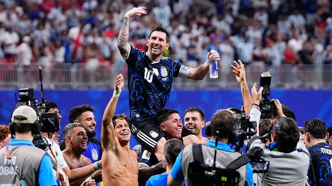 Con Messi y puro corazón, Argentina remonta ante Inglaterra y jugará con España por título del Mundial