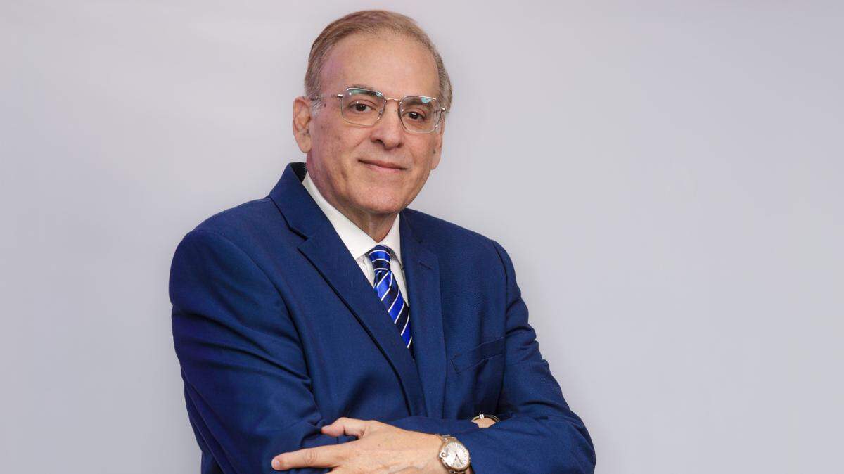 El periodista dominicano Oscar Haza, que regresó a la radio de Miami en agosto del 2024, para liderar la nueva programación de WQBA 1140 am, fue despedido por la emisora, que canceló su programación política y de noticias para poner espacios musicales.
