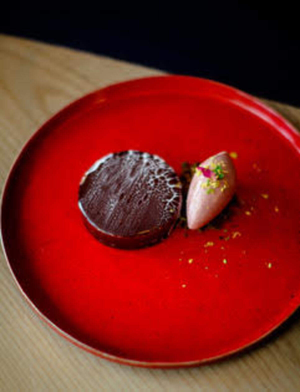 Ma La Chocolate, del restaurante Hutong, servido con mousse de chocolate Guanaja, ma la crémeux y sorbete de crema de ciruela ácida.