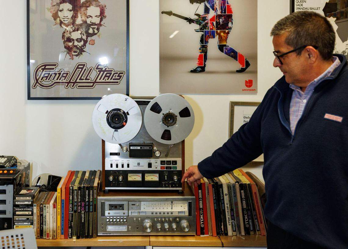 Polo Troconis, director de programación de Univision Radio Miami, demuestra cómo funciona el dispositivo de grabación Reel-To-Reel para reproducir un sonido nítido, el jueves 26 de septiembre de 2024 en Doral, Florida.