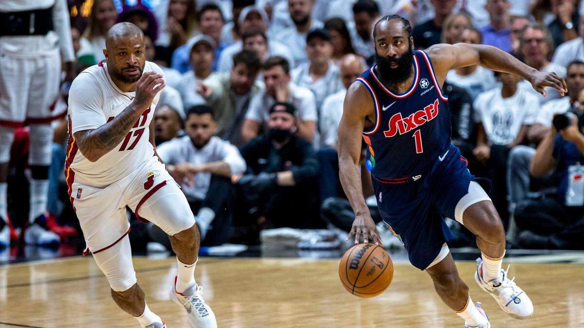 El jugador del Heat P.J. Tucker (izq.) marca a la estrella de los 76ers de Filadelfia James Harden en el primer juego de la serie de segunda ronda, celebrado el 2 de mayo de 2022 en Miami.