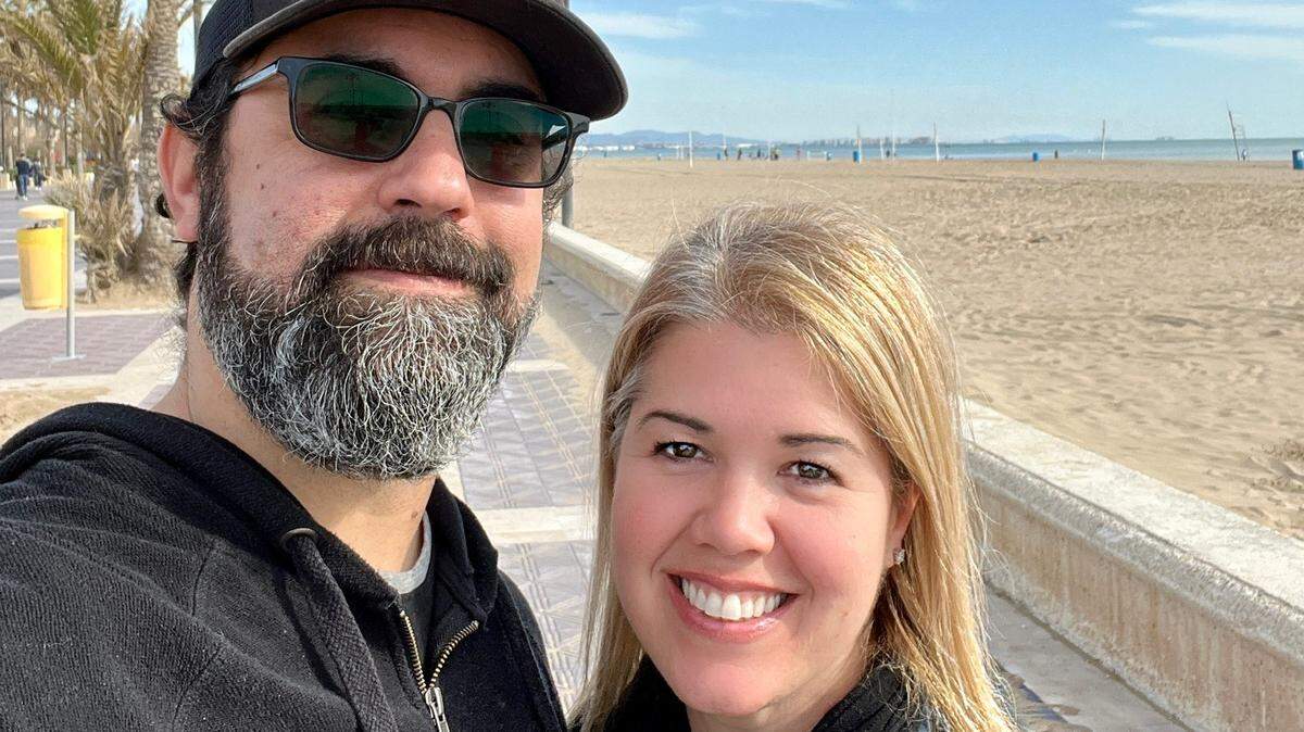 Aylin Tito, ex directora de marketing del prestigioso Museo de Arte de Boca Raton, Florida, junto a su esposo californiano en la playa de la ciudad de Valencia, España.
