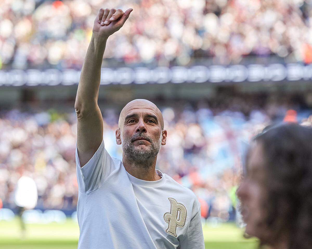 Pep Guardiola saluda a los aficionados que le dieron una ovación de pie durante el partido ante Aston Villa, su último como entrenador del Manchester City, el 24 de mayo de 2026 en el Etihad Stadium, en Manchester, Inglaterra. 