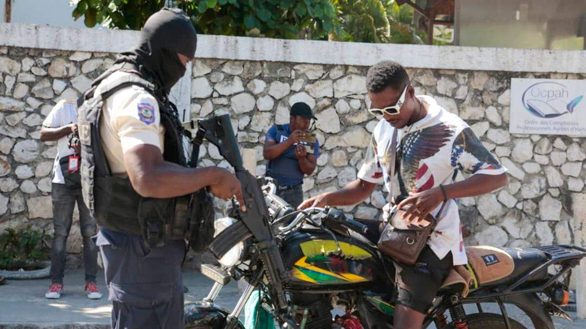 Agentes de la Policía Nacional de Haití en un puesto de control en Pétion-Ville después de que miembros de una coalición de pandillas armadas intentaran atacar la elegante comunidad de la ladera donde viven la mayoría de los haitianos ricos el martes 19 de noviembre de 2024.