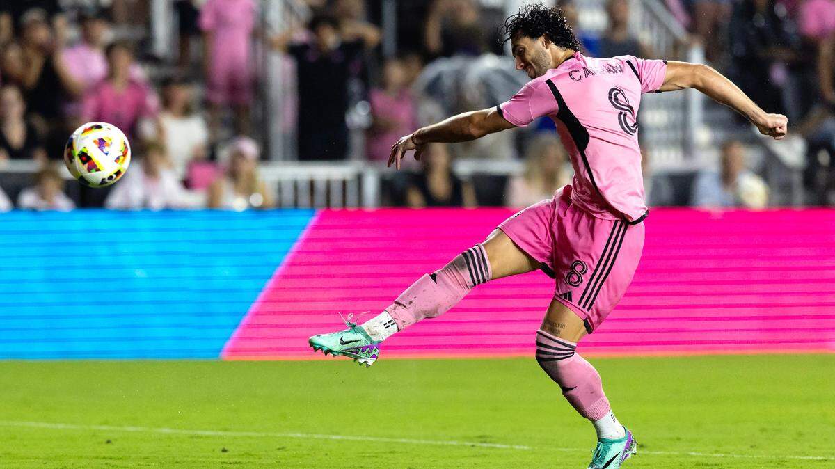 El delantero del Inter Miami Leonardo Campana tira a puerta en la segunda mitad del partido de la MLS contra el D.C. United, el sábado 18 de mayo de 2024 en Fort Lauderdale, Florida.
