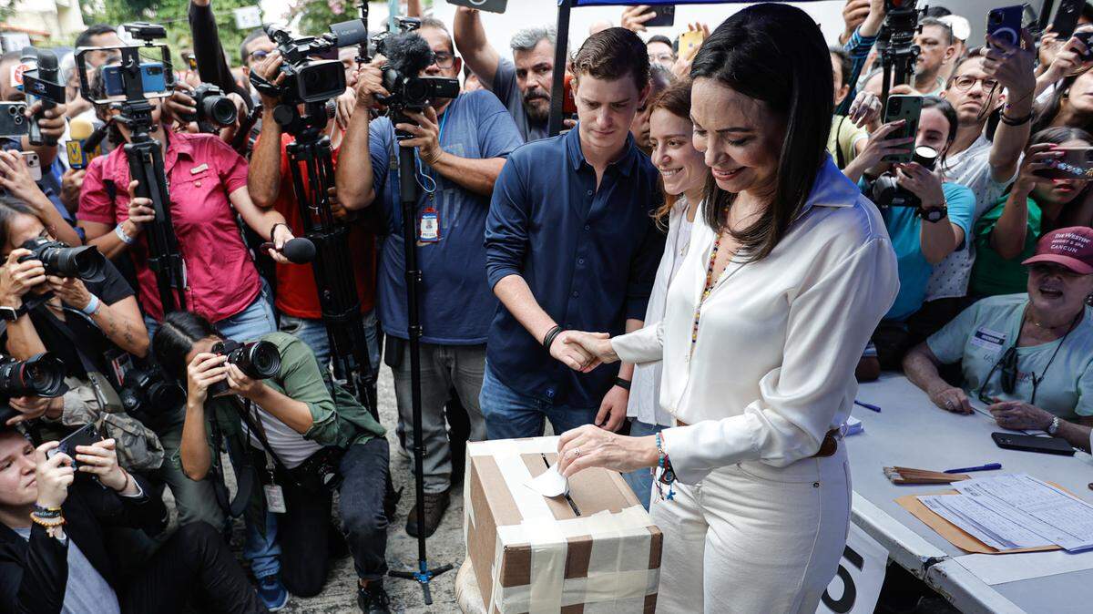 María Corina Machado won the primary elections of the Venezuelan opposition on Sunday, becoming the standard-bearer of the anti-Chavista population that will face the ruler Nicolas Maduro in a presidential election next year.