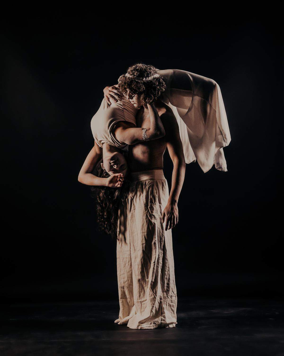 Safiye Gonzalvo y Jesús Sandoval en “Sculpting”, coreografía de Brianna Campbell.