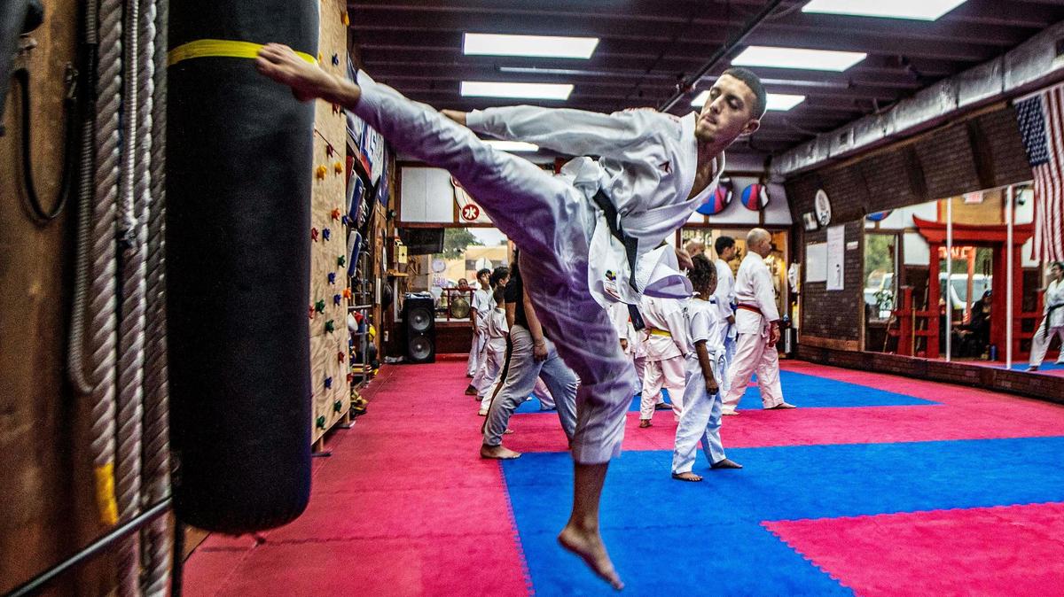 El karateca del equipo de Estados Unidos Edgar Torres, cinturón negro, segundo Dan, se entrena en el Art & Sport Center Bushido JKS en Hialeah, el 14 de septiembre de 2022.