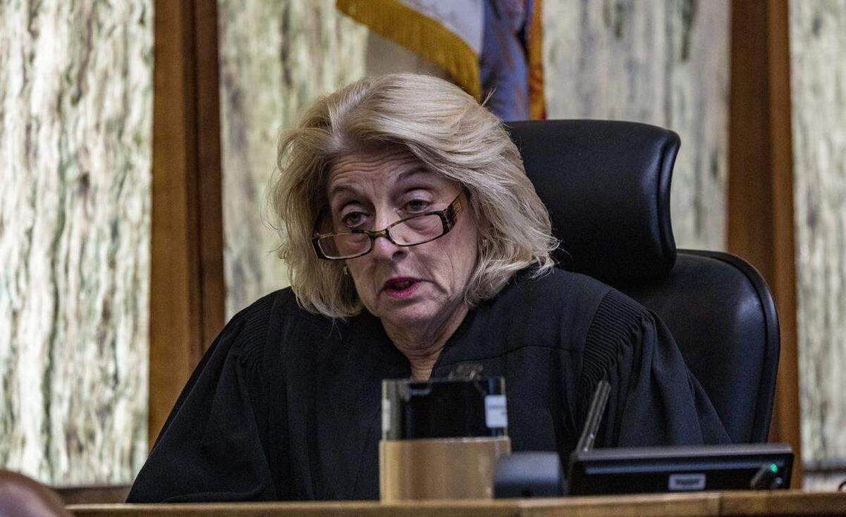 El viernes 30 de enero de 2026, la jueza Marisa Tinkler Méndez se dirige al jurado durante el juicio de nueva sentencia de pena capital de Harrel Braddy, quien fue condenado por abandonar a una niña de cinco años a morir en los Everglades en 1998.